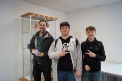 Fynn-Kessle-und-Ilario-Eilers-mit-Wirtschaftslehrer-Herr-Dammann