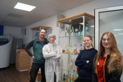 Ronja-Uhde-Lina-Lemke-und-Fynn-Kessler-mit-Wirtschaftslehrer-Herr-Dammann