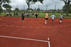 Fussball läuft nebenher